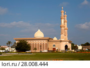 Мечеть имама Ахмада ибн Ханбаля (Al Emam Ahmad Bin Hanbal ). Центральная площадь. Шарджа. ОАЭ (2014 год). Редакционное фото, фотограф Сергей Афанасьев / Фотобанк Лори