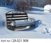 Садовая скамейка на заснеженной территории монастыря (2011 год). Стоковое фото, фотограф lana1501 / Фотобанк Лори