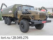 Российский грузовой автомобиль "Урал-4320-0811-31" (длиннобазная модификация) на Международном военно-техническом форуме "Армия-2017", вид справа-спереди. Редакционное фото, фотограф Малышев Андрей / Фотобанк Лори