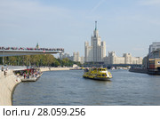 Москворецкая набережная и высотное здание на Котельнической набережной, Москва, Россия. Прогулочный теплоход плывет по Моске-реке (2017 год). Редакционное фото, фотограф Елена Коромыслова / Фотобанк Лори