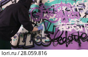 Video shot of a young girl tagging wall with graffiti. Стоковое видео, видеограф Алексей Кузнецов / Фотобанк Лори