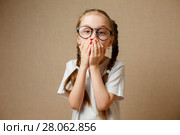 Маленькая девочка в очках удивлена. Стоковое фото, фотограф Иван Карпов / Фотобанк Лори