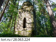 Разрушенная романтическая часовня-гробница (1914). Усадьба Заветное. Новгородская область (2017 год). Стоковое фото, фотограф Pukhov K / Фотобанк Лори