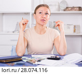 Woman counting money for paying bills. Стоковое фото, фотограф Яков Филимонов / Фотобанк Лори