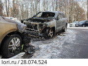 Войны за парковку. Сгоревшие на парковке внедорожник Jeep и Shkoda (2018 год). Редакционное фото, фотограф Сайганов Александр / Фотобанк Лори