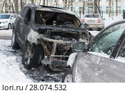 Войны за парковку. Сгоревшие на дворовой парковке внедорожник Jeep и Shkoda (2018 год). Редакционное фото, фотограф Сайганов Александр / Фотобанк Лори