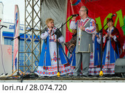 Выступление творческого хорового коллектива во время масленичного гулянья, Гомель, Беларусь (2016 год). Редакционное фото, фотограф Ольга Коцюба / Фотобанк Лори
