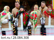 Выступление творческого коллектива во время масленичного гулянья на открытом воздухе, Гомель, Беларусь (2018 год). Редакционное фото, фотограф Ольга Коцюба / Фотобанк Лори