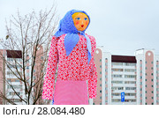 Чучело Масленицы на фоне неба и городского здания, Гомель, Беларусь (2018 год). Стоковое фото, фотограф Ольга Коцюба / Фотобанк Лори