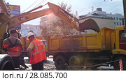 Plumbers workers dig a trench excavator, emergency repair (2018 год). Редакционное видео, видеограф Артем Тюгашов / Фотобанк Лори