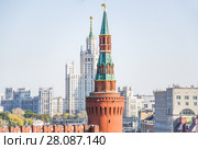 Беклемишевская башня Московского Кремля и высотка на Котельнической набережной (2015 год). Стоковое фото, фотограф Алёшина Оксана / Фотобанк Лори