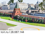 Вертолётная площадка, Петровская башня Московского Кремля и гостиница "Балчуг" (2015 год). Редакционное фото, фотограф Алёшина Оксана / Фотобанк Лори