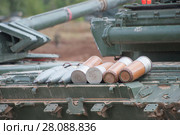 125-мм выстрел ЗВОФ36 с осколочно-фугасным снарядом ЗОФ26 лежат на броне российского танка Т-72Б. Стоковое фото, фотограф Малышев Андрей / Фотобанк Лори