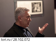 Коллекционер и куратор Борис Фридман проводит экскурсию по залам работ Пабло Пикассо (2018 год). Редакционное фото, фотограф Дмитрий Неумоин / Фотобанк Лори