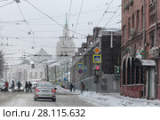 Москва, Новорязанская улица с видом на сталинскую высотку зимой (2018 год). Редакционное фото, фотограф Дмитрий Неумоин / Фотобанк Лори