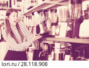 Housewife buying liquidiser. Стоковое фото, фотограф Яков Филимонов / Фотобанк Лори