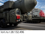 Крупным планом транспортно-пусковой контейнер комплекса РС-24 "Ярс", который стоит на Тверской улицы перед началом военного парада на Красной площади, посвященного 70-й годовщине Победы в Великой Отечественной войне в городе Москве, Россия, 9 мая 2015. Редакционное фото, фотограф Николай Винокуров / Фотобанк Лори