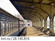 Санкт-Петербург. Перрон Витебского железнодорожного вокзала (2018 год). Стоковое фото, фотограф Александр Алексеев / Фотобанк Лори