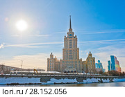 Вид на здание гостиницы «Рэдиссон Ройал, Москва» (Radisson Royal Hotel, Moscow). Ранее гостиница "Украина". Сталинская высотка. Солнечный день ранней весной. Контровый свет. Москва. Россия (2018 год). Редакционное фото, фотограф E. O. / Фотобанк Лори