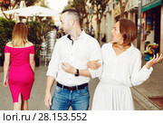 Young woman is resentmenting because her boyfriend was stared on other girl. Стоковое фото, фотограф Яков Филимонов / Фотобанк Лори