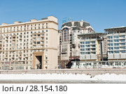 Смоленская набережная. Солнечный день, ранняя весна. Москва. Россия (2018 год). Редакционное фото, фотограф E. O. / Фотобанк Лори