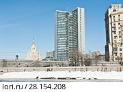 Здание мэрии Москвы - здание-книжка (бывшее здание СЭВ). Зимний солнечный день. Москва (2018 год). Редакционное фото, фотограф E. O. / Фотобанк Лори