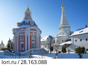 Город Сергиев Посад, Московская область. Свято-Троицкая Сергиева Лавра. Церковь Смоленской иконы Божией Матери и храм в честь преподобных Зосимы и Савватия Соловецких (2018 год). Стоковое фото, фотограф Елена Коромыслова / Фотобанк Лори