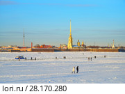 MOE boat warns of the danger of being on the ice of the Neva river against the background of Peter and Paul fortress in the winter on a Sunny day (2018 год). Стоковое фото, фотограф Максим Мицун / Фотобанк Лори