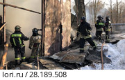 Сотрудники МЧС России тушит пожар (2018 год). Редакционное видео, видеограф Кузнецов Максим / Фотобанк Лори
