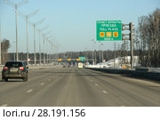 Указатель "Пункт оплаты проезда, Toll Plaza, 1000 м". Трасса М11 (Москва - Санкт-Петербург) (2018 год). Редакционное фото, фотограф Щеголева Ольга / Фотобанк Лори