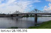 Вид на Староволжский мост солнечным июльским днем. Тверь, Россия (2017 год). Редакционное видео, видеограф Виктор Карасев / Фотобанк Лори