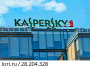 Реклама Kaspersky Lab на здании Центрального офиса «Лаборатории Касперского» в Москве (2018 год). Редакционное фото, фотограф Татьяна Белова / Фотобанк Лори