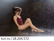 Девушка в маске мокнет под струями воды. Стоковое фото, фотограф Момотюк Сергей / Фотобанк Лори