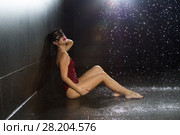 Девушка в маске мокнет под струями воды. Стоковое фото, фотограф Момотюк Сергей / Фотобанк Лори