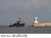 Морской тральщик "Ковровец" возвращается в Севастопольскую бухту (2017 год). Редакционное фото, фотограф A Челмодеев / Фотобанк Лори