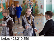 Первоклассники на перемене в школе. Девочка выясняет отношения с мальчиком. (2018 год). Редакционное фото, фотограф Светлана Попова / Фотобанк Лори