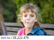 Портрет шестилетней веселой девочки, которая сосет леденец на палочке. Стоковое фото, фотограф Иванов Алексей / Фотобанк Лори