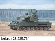 Советский и российский зенитный пушечно-ракетный комплекс SA-19 Grison «Тунгу́ска» (2К22) в движении на Международном военно-техническом форуме "Армия-2017", вид слева. Московская область, полигон "Алабино" Редакционное фото, фотограф Малышев Андрей / Фотобанк Лори