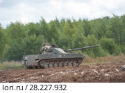 Самоходная противотанковая десантная пушка 2С25 "Спрут-СД" едет по бездорожью на Международном военно-техническом форуме "Армия-2017". Московская область, полигон "Алабино" Редакционное фото, фотограф Малышев Андрей / Фотобанк Лори
