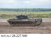 Самоходная противотанковая десантная пушка 2С25 "Спрут-СД" в движении на Международном военно-техническом форуме "Армия-2017", вид сбоку. Московская область, полигон "Алабино" Редакционное фото, фотограф Малышев Андрей / Фотобанк Лори