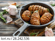 Potatoes baked with garlic and rosemary. Стоковое фото, фотограф Марина Сапрунова / Фотобанк Лори