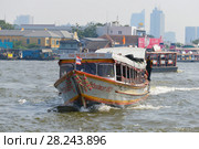 Маршрутный пассажирский катер "Chao Phraya Express Boat" на реке Чаупхрая . Бангкок, Таиланд (2016 год). Редакционное фото, фотограф Виктор Карасев / Фотобанк Лори