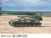 Самоходный советский 240-мм миномёт 2С4 Тюльпан (объект 240) в движении на Международном военно-техническом форуме "Армия-2017", вид сбоку. Московская область, полигон "Алабино" Редакционное фото, фотограф Малышев Андрей / Фотобанк Лори