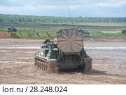 Самоходный советский 240-мм миномёт 2С4 Тюльпан (объект 240) разворачивается на Международном военно-техническом форуме "Армия-2017". Московская область, полигон "Алабино" Редакционное фото, фотограф Малышев Андрей / Фотобанк Лори