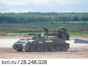 Советский самоходный  240-мм миномёт "Тюльпан" 2С4 (объект 240) готовится к стрельбе на Международном военно-техническом форуме "Армия-2017", вид сбоку. Московская область, полигон "Алабино" Редакционное фото, фотограф Малышев Андрей / Фотобанк Лори