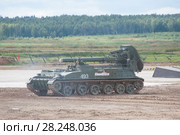 Самоходный советский 240-мм миномёт 2С4 Тюльпан (объект 240) стоит на полигоне на Международном военно-техническом форуме "Армия-2017". Московская область, полигон "Алабино" Редакционное фото, фотограф Малышев Андрей / Фотобанк Лори