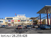 Город Москва. Стоянка перед торговым центром "Капитолий" на Ленинградском шоссе в Москве весенним днём на фоне голубого неба (2018 год). Редакционное фото, фотограф Игорь Низов / Фотобанк Лори