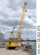 Подъемный кран на гусеничном ходу LIEBHERR (2017 год). Редакционное фото, фотограф Александр Щепин / Фотобанк Лори