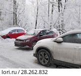 Автомобили  в городском дворе зимой (2018 год). Редакционное фото, фотограф Татьяна Чепикова / Фотобанк Лори