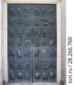 Музей искусств и ремесел (Museum fur Kunst und Gewerbe), Гамбург, Германия. Дверь, украшенная эротическими фигурами. (2015 год). Стоковое фото, фотограф Наталья Николаева / Фотобанк Лори